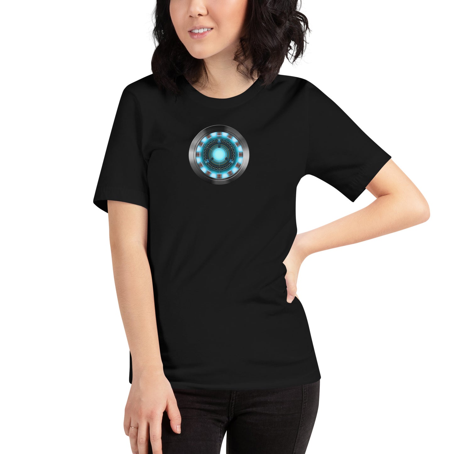 mujer con camiseta arc reactor iron man tony stark en color negro