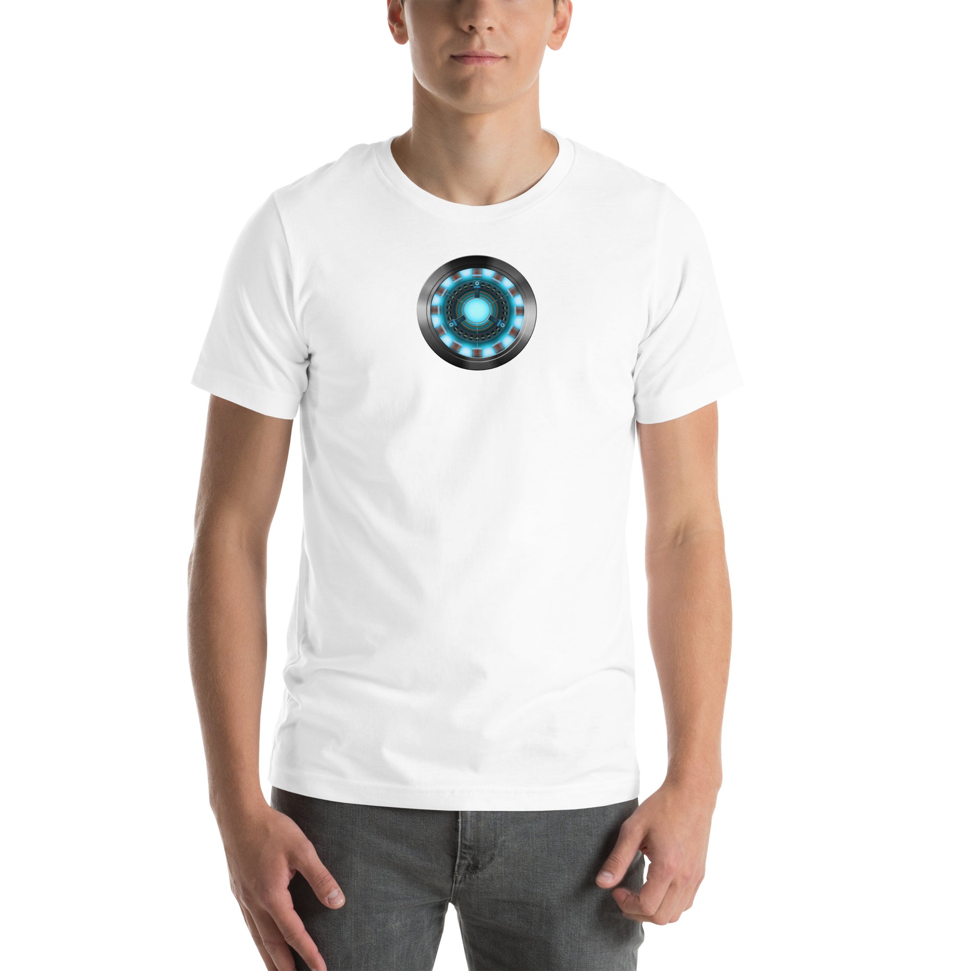 hombre con camiseta arc reactor iron man tony stark en color blanco