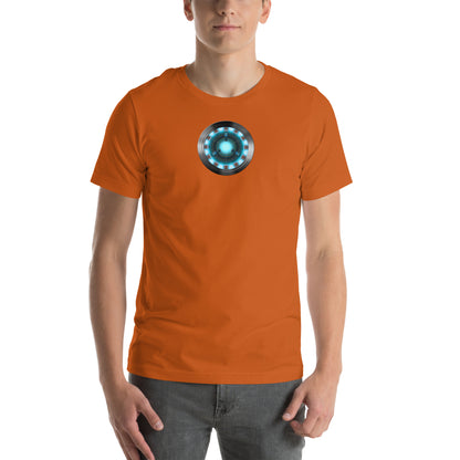 hombre con camiseta arc reactor iron man tony stark en color naranja