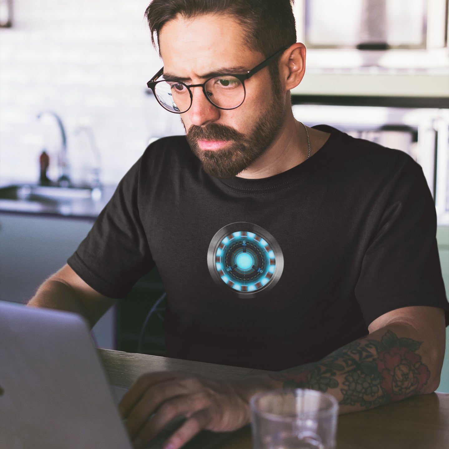 hombre con camiseta arc reactor iron man tony stark en color negro