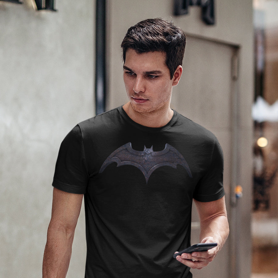 hombre con camiseta batman murcielago el caballero oscuro en color negro