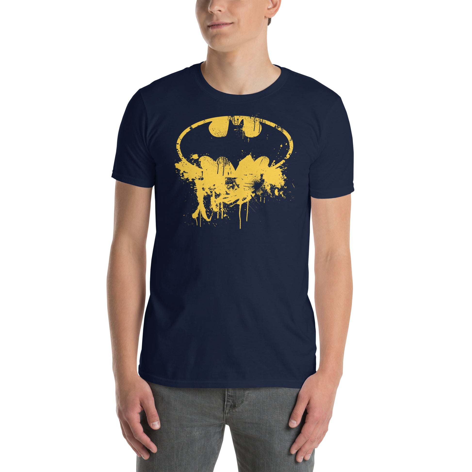 hombre con camiseta batman murcielago splatter en color azul marino