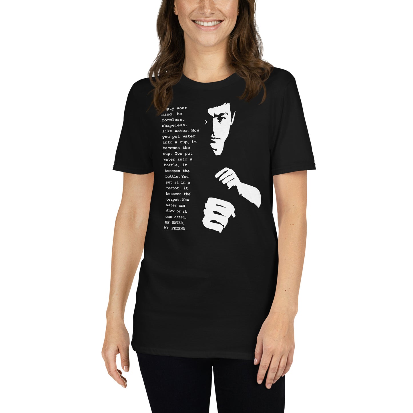 mujer con camiseta be water my friend de bruce lee en color negro