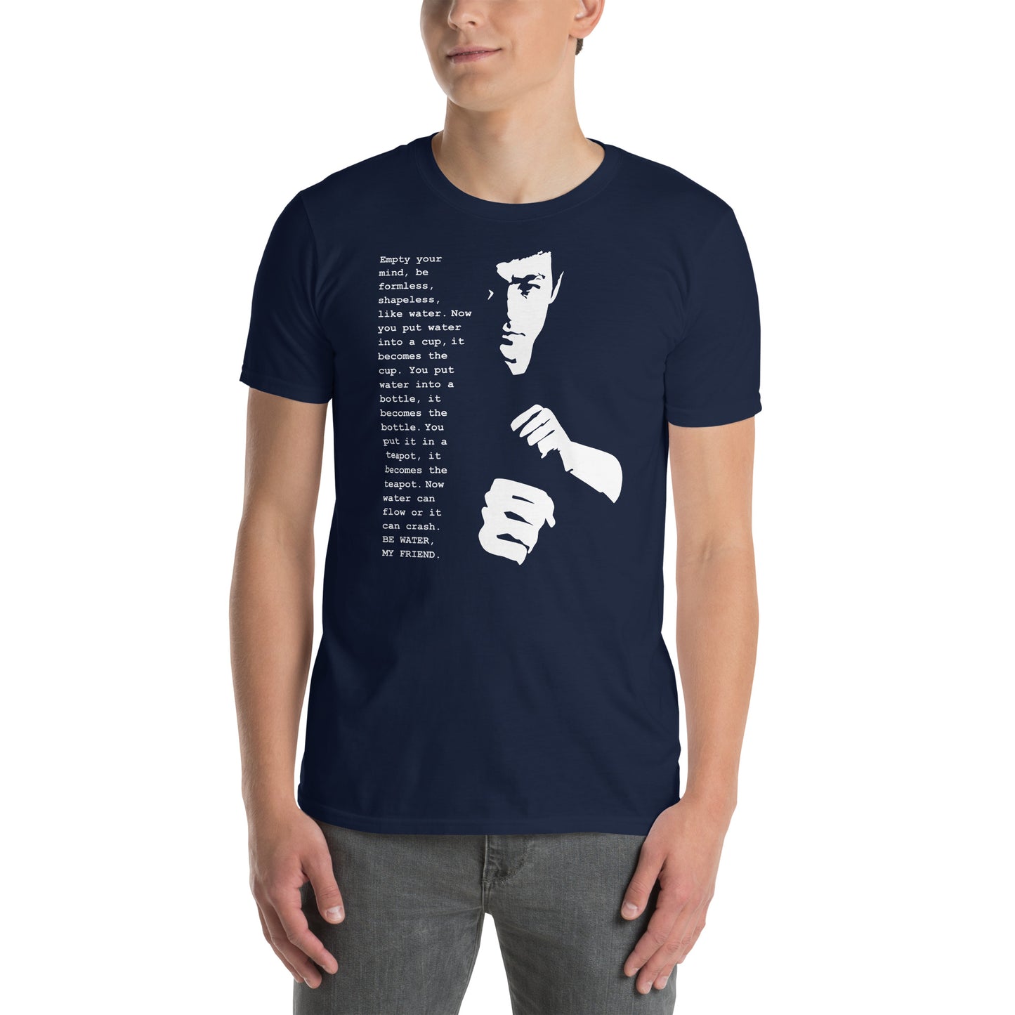 hombre con camiseta be water my friend de bruce lee en color azul marino