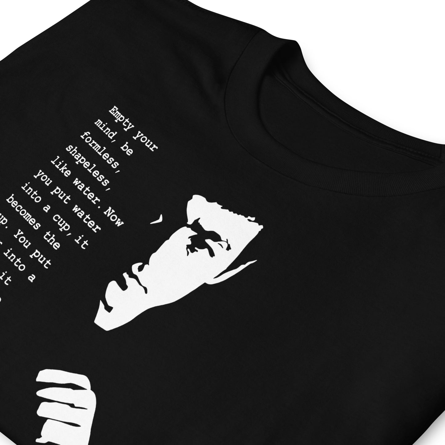 detalle de camiseta be water my friend de bruce lee en color negro