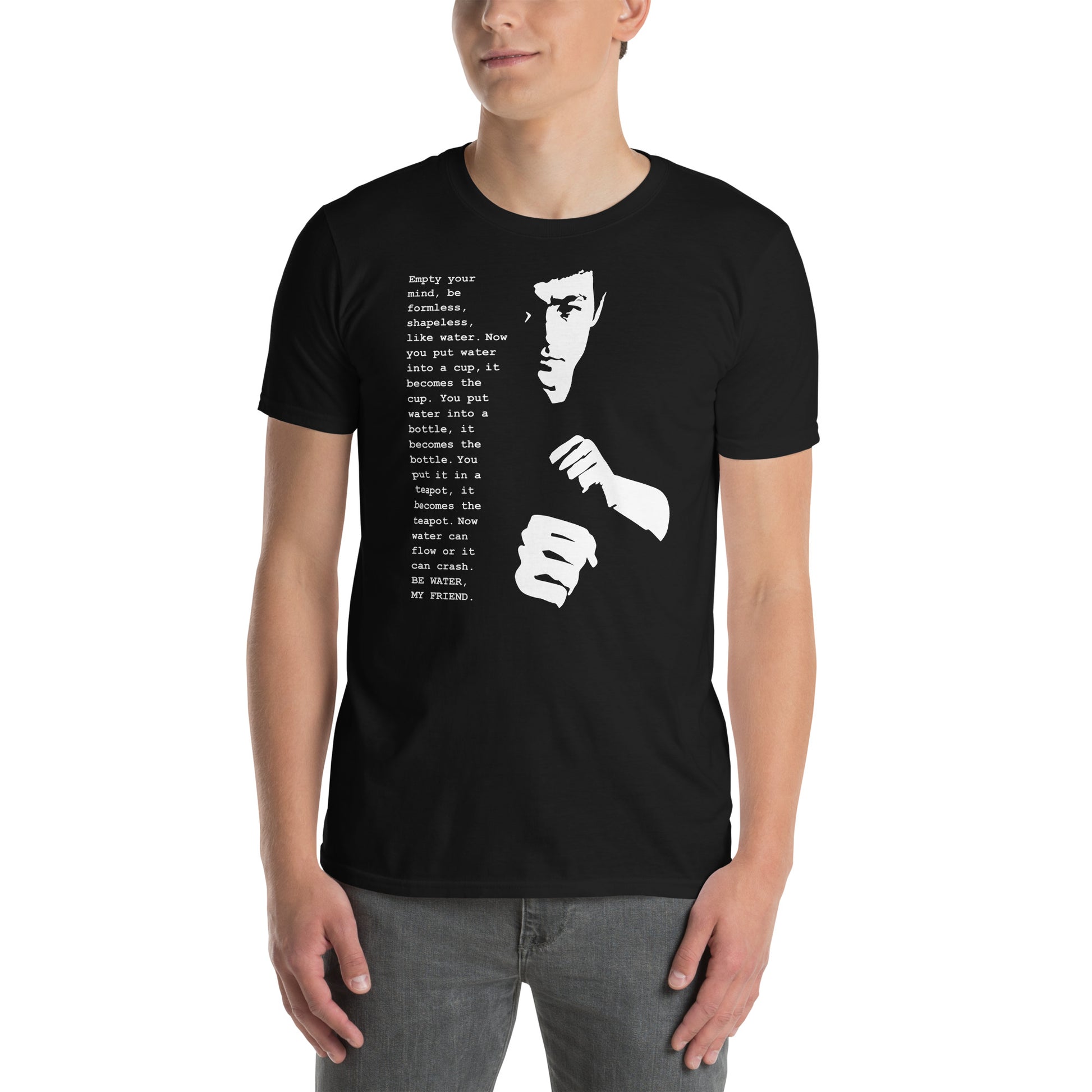 hombre con camiseta be water my friend de bruce lee en color negro