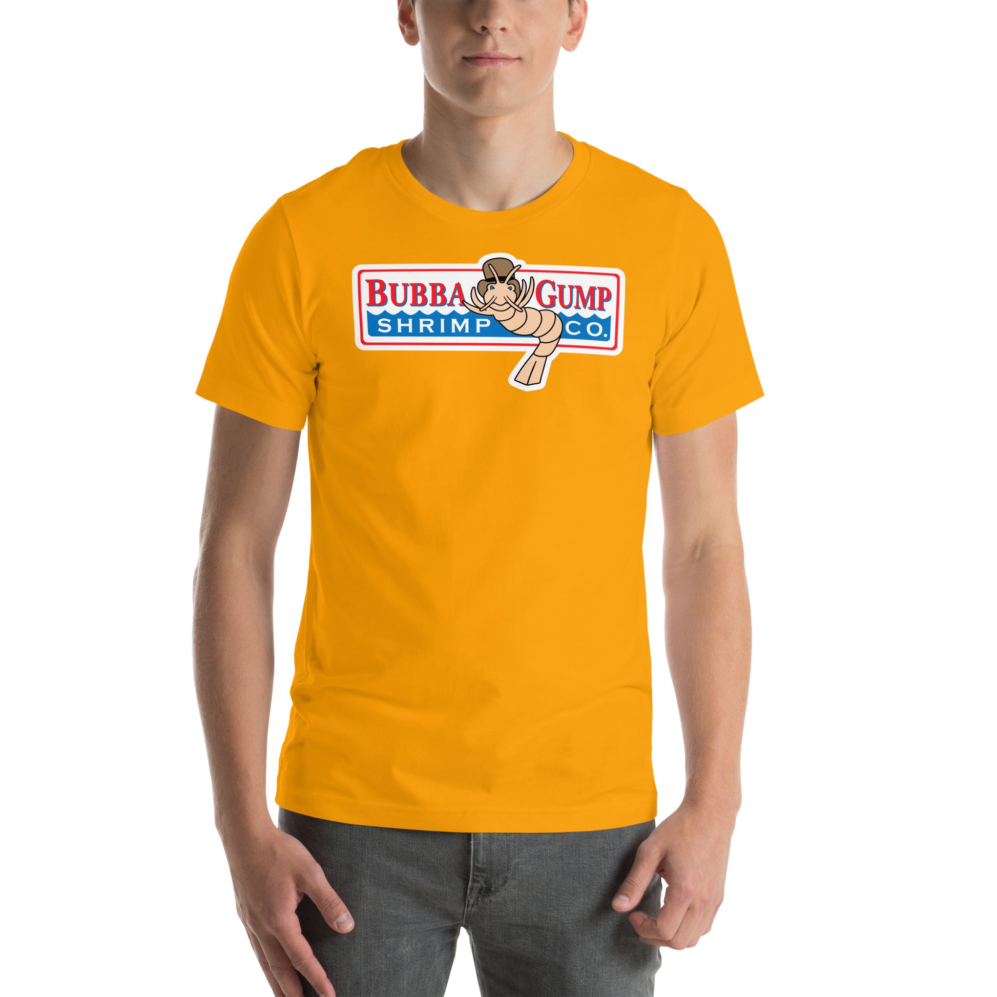 hombre con camiseta bubba gump shrimp company forrest gump en color amarillo mostaza