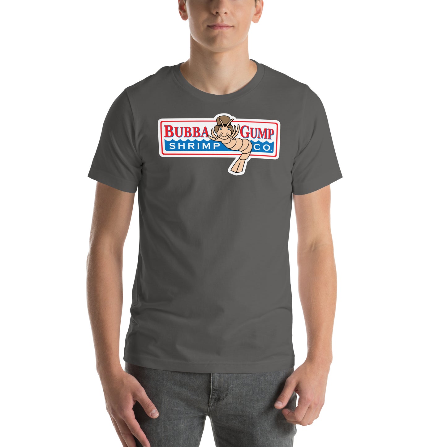 hombre con camiseta bubba gump shrimp company forrest gump en color gris