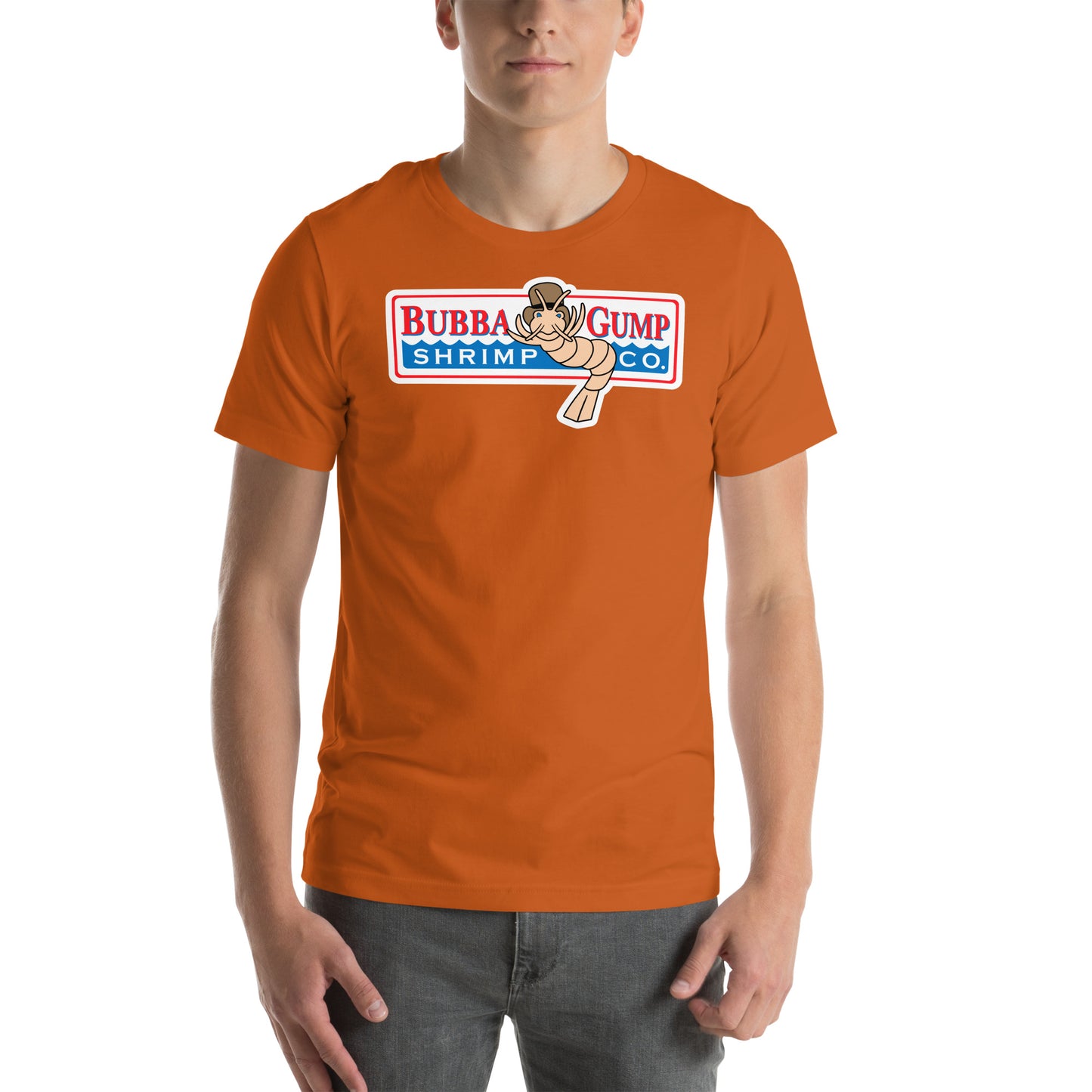 hombre con camiseta bubba gump shrimp company forrest gump en color naranja