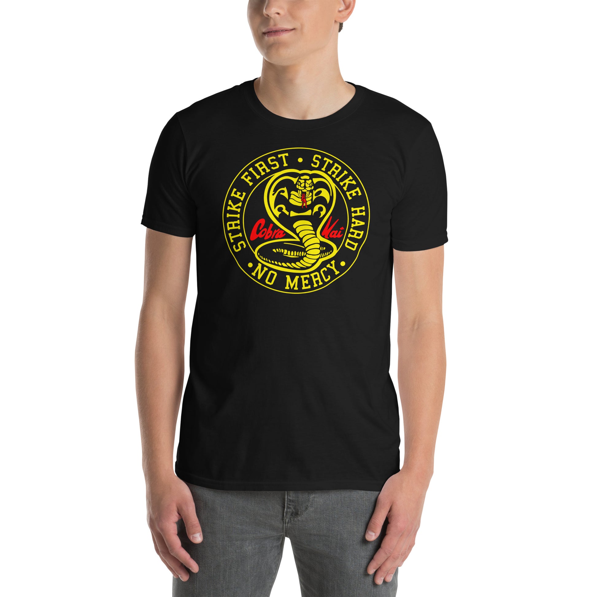 hombre con camiseta de cobra kai en color negro