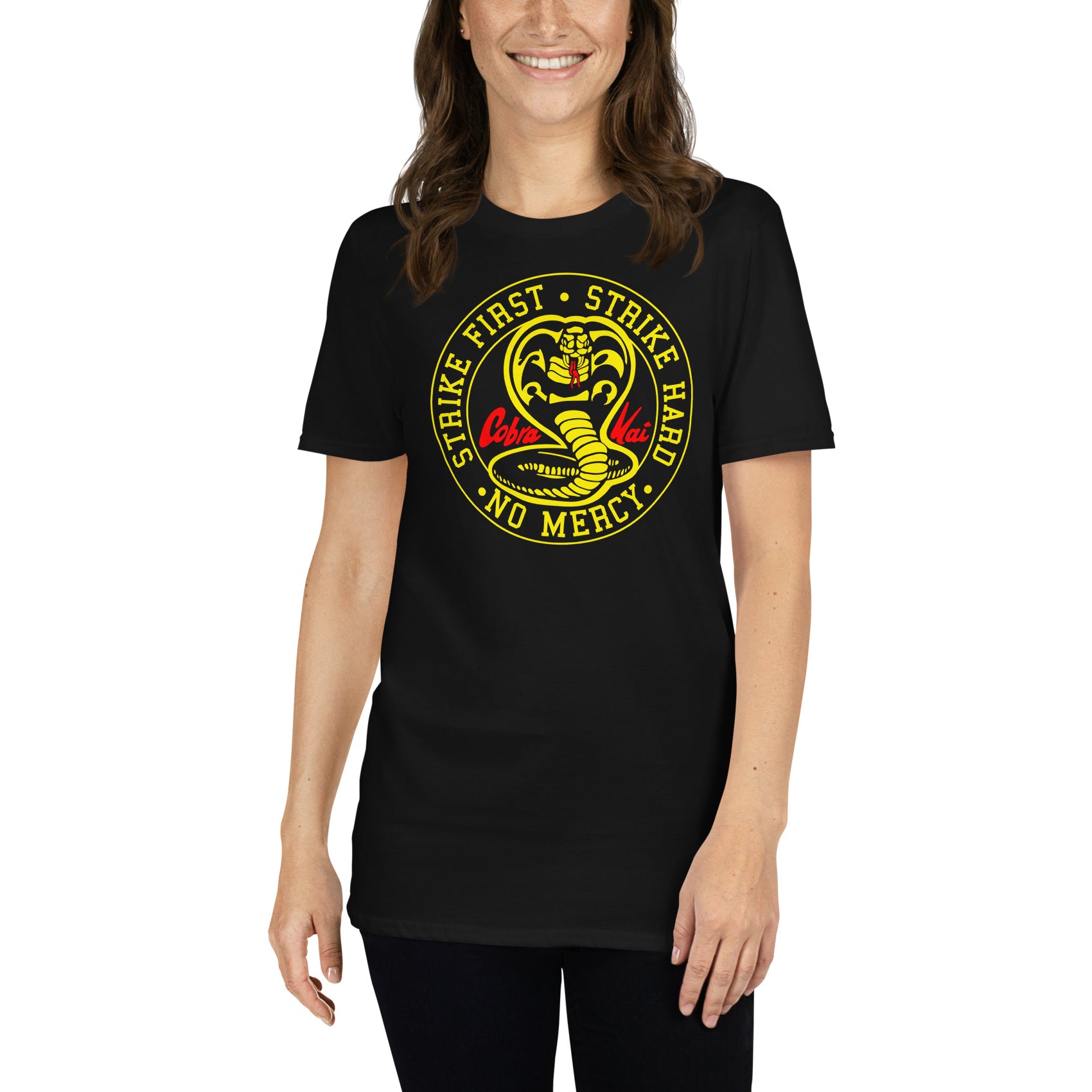 mujer con camiseta de cobra kai en color negro