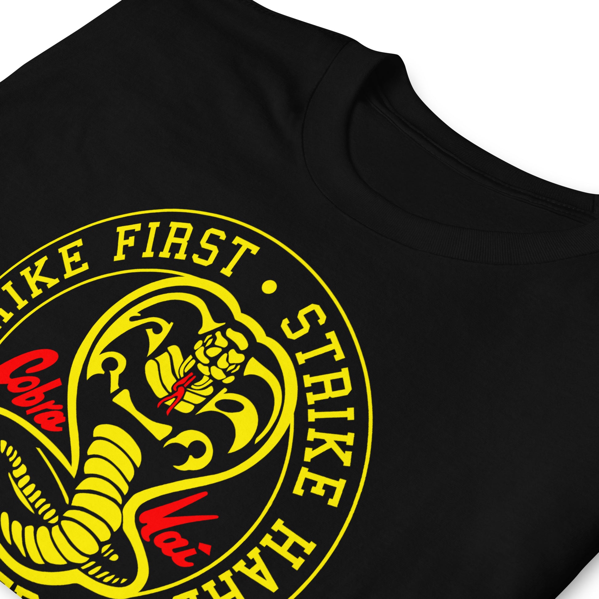 detalle de camiseta de cobra kai en color negro