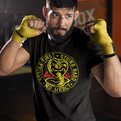 hombre con camiseta de cobra kai en color negro