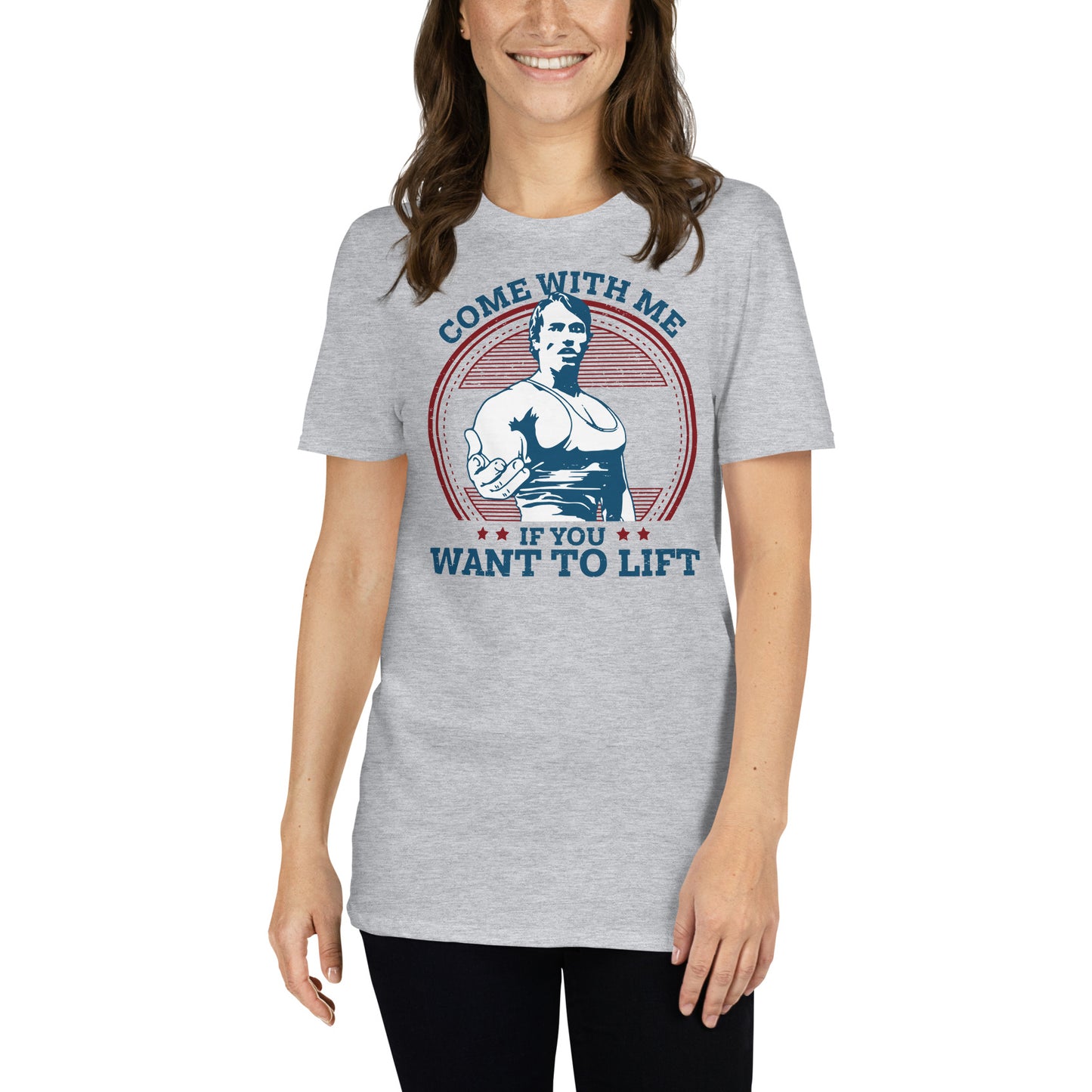 mujer con camiseta come with me if you want to lift de arnold schwarzenegger en color gris