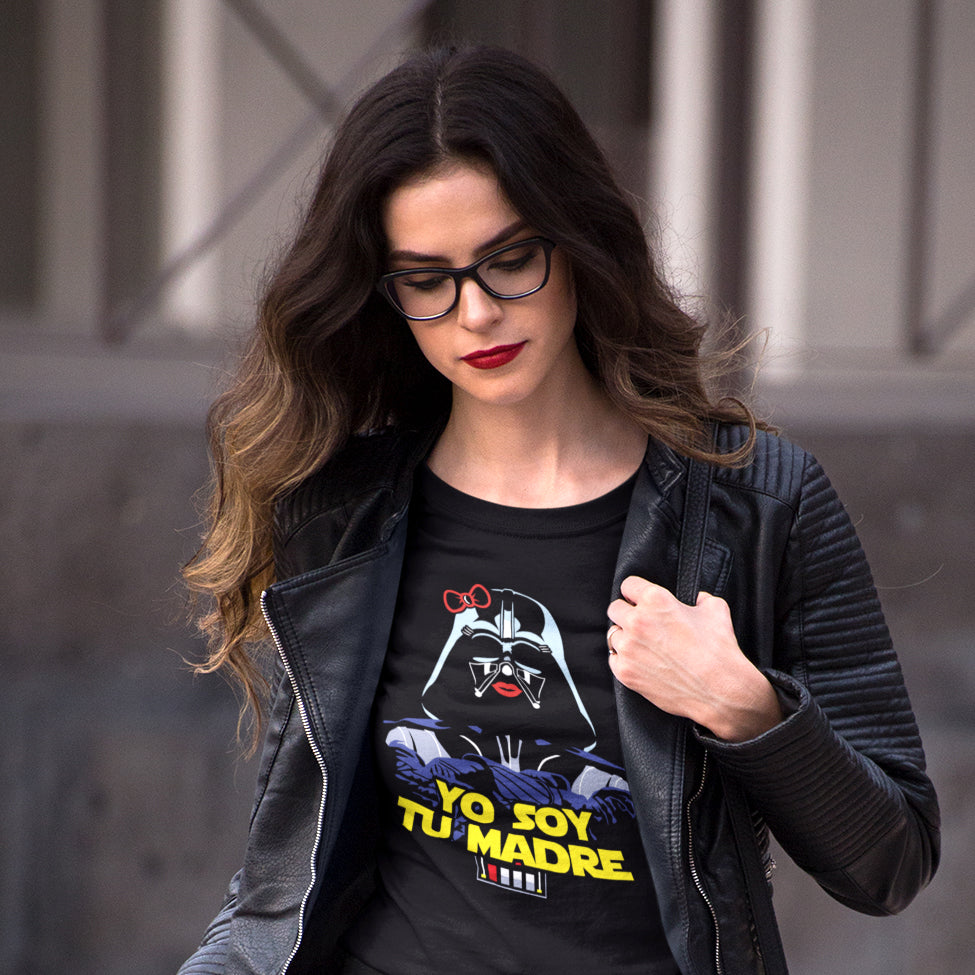 mujer con camiseta yo soy tu madre de darth vader de star wars en color negro