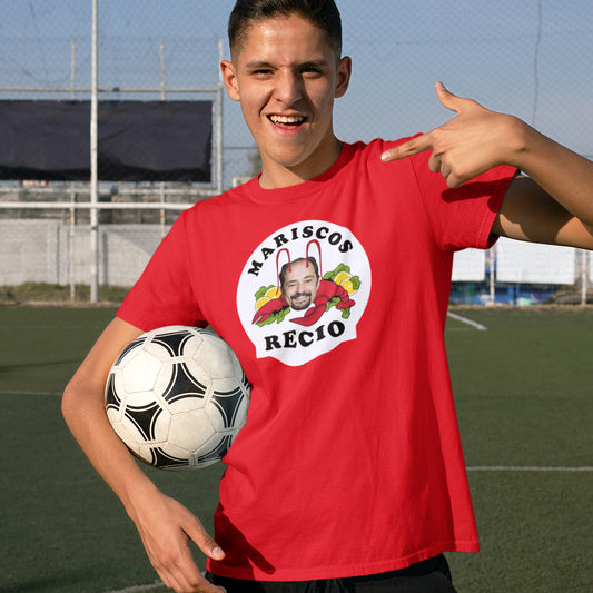 hombre con camiseta delantero pichichi mariscos recio en color rojo