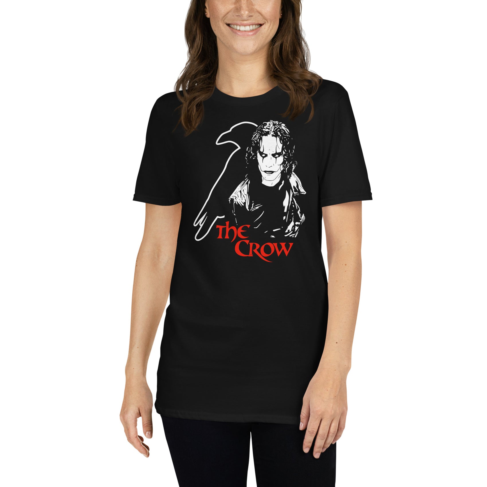 mujer con camiseta el cuervo the crow en color negro