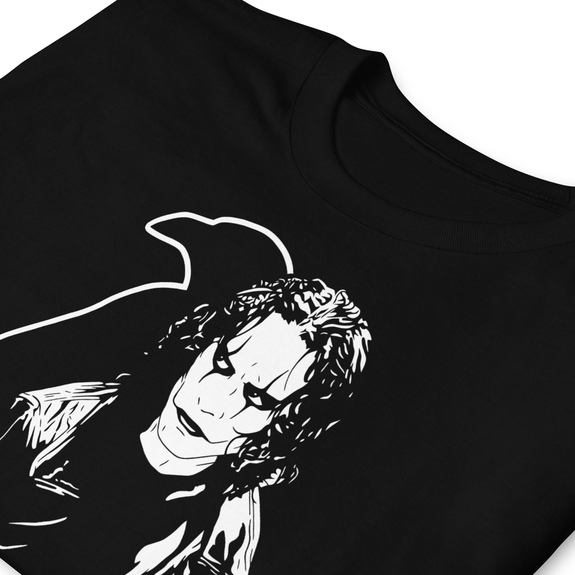 detalle de camiseta el cuervo the crow en color negro