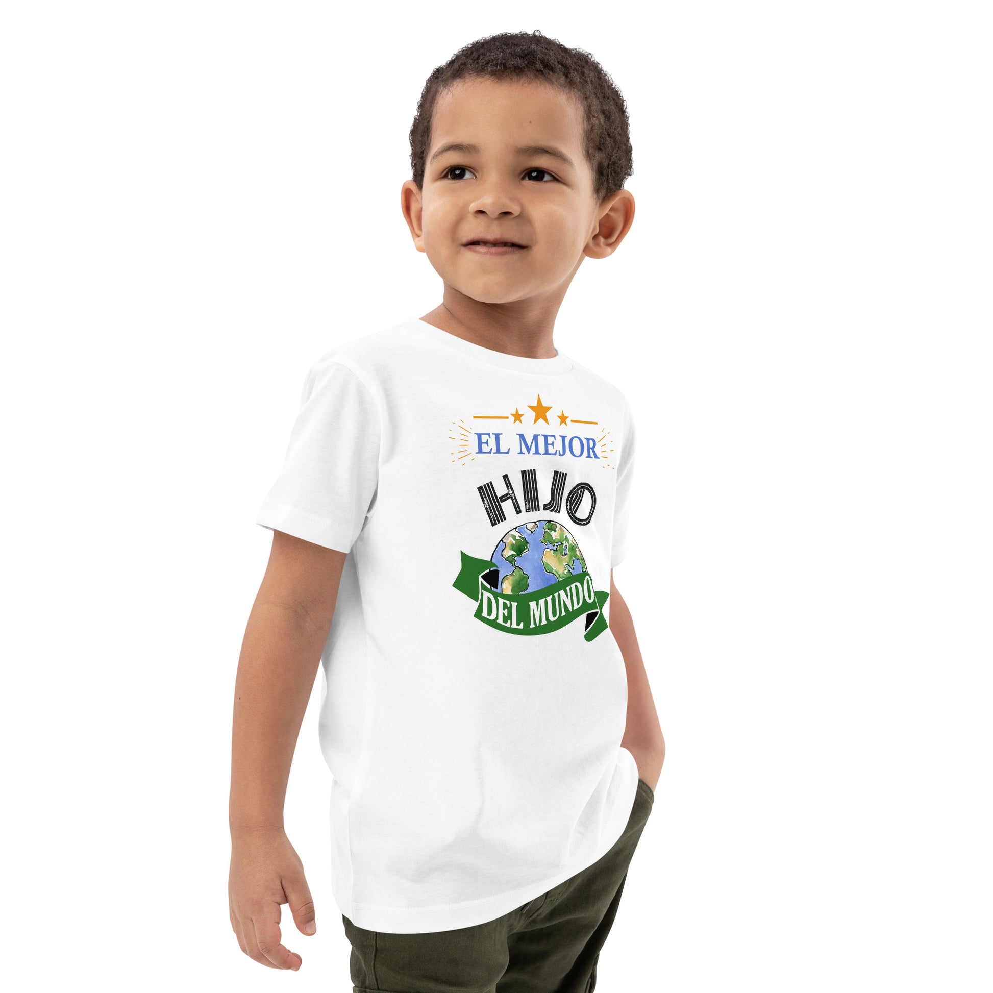 niño con camiseta el mejor hijo del mundo infantil en color blanco