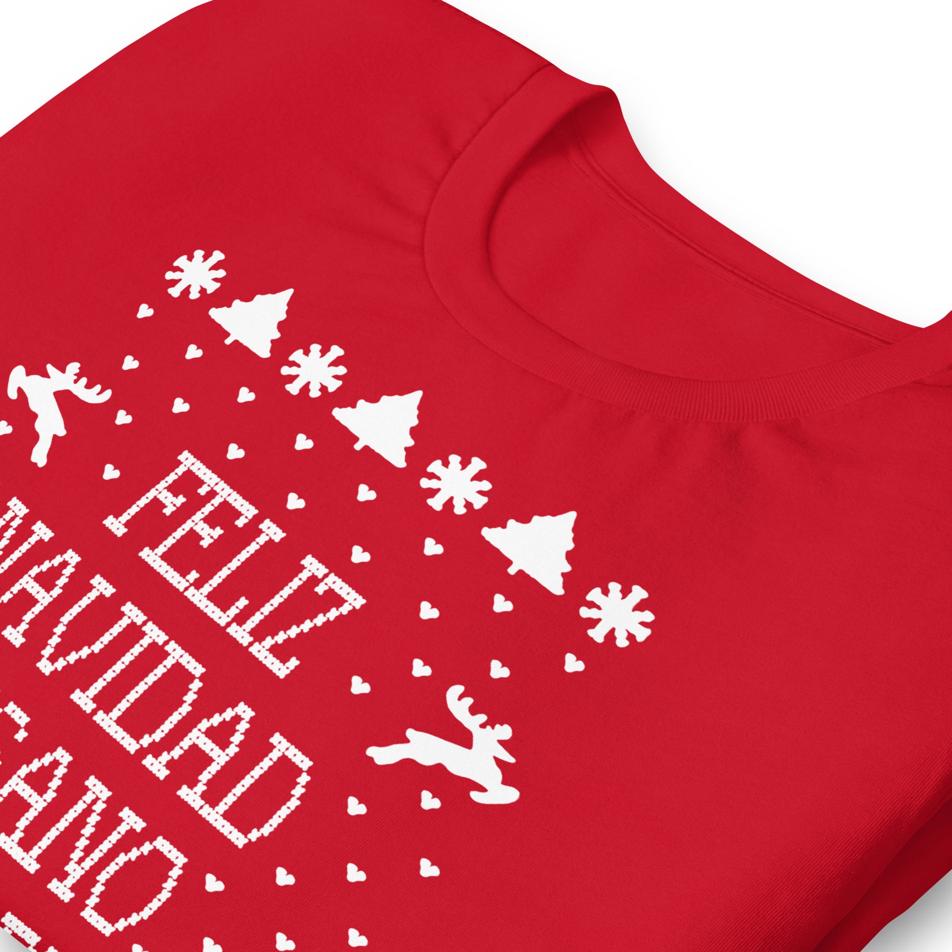 detalle de camiseta feliz navidad gusano miserable de solo en casa en color rojo