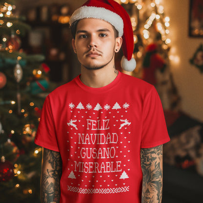 hombre con camiseta feliz navidad gusano miserable de solo en casa en color rojo