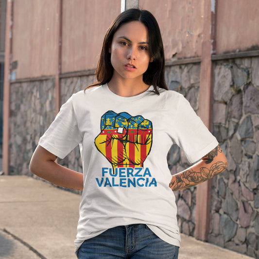 mujer con camiseta fuerza valencia en color blanco