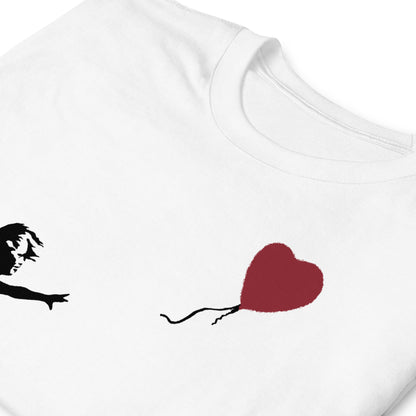 detalle de camiseta de girl with balloon de banksy en color blanco