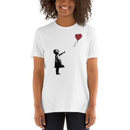 mujer con camiseta de girl with balloon de banksy en color blanco