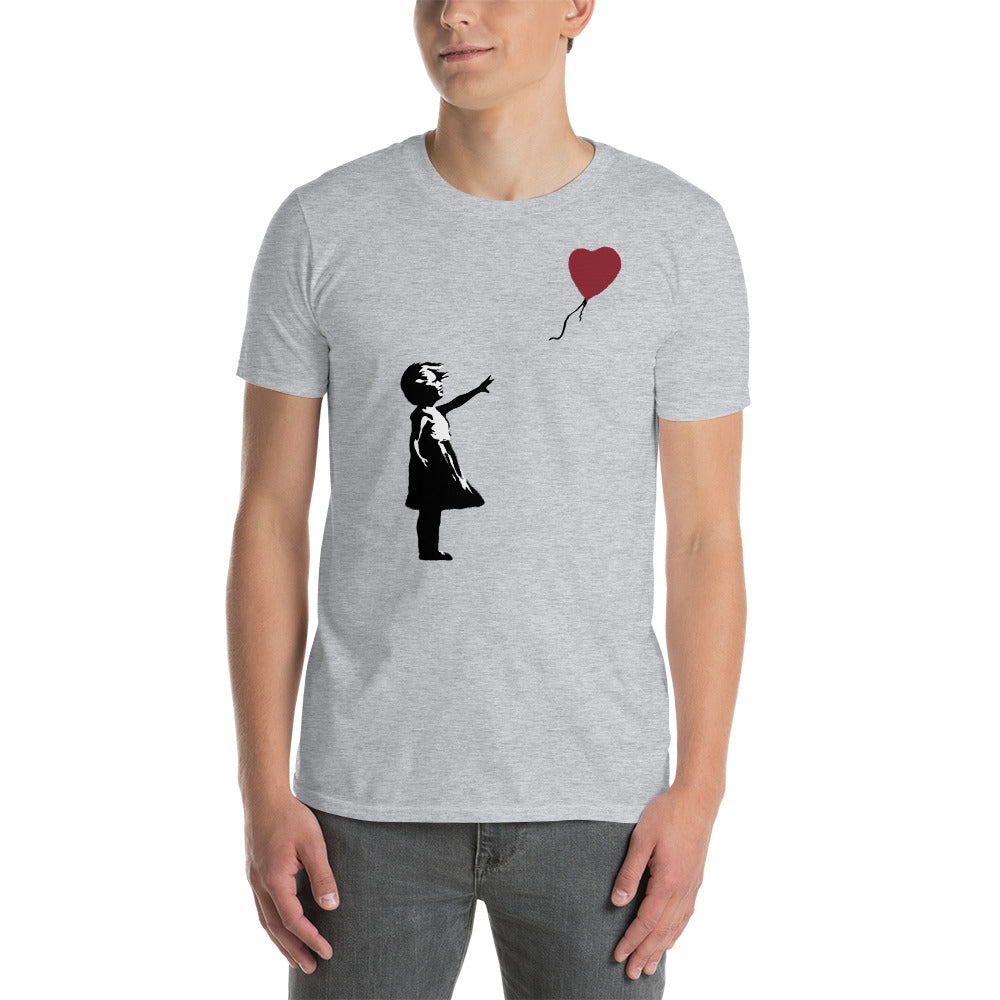 hombre con camiseta de girl with balloon de banksy en color gris