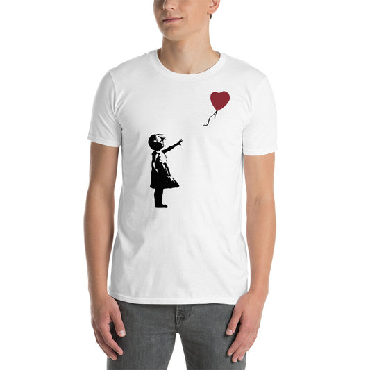 hombre con camiseta de girl with balloon de banksy en color blanco