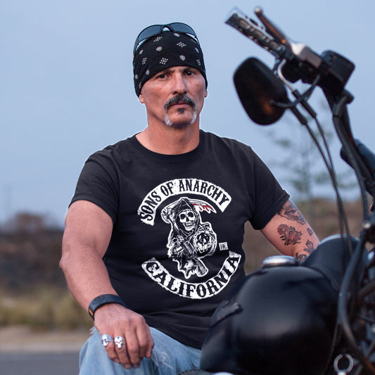 hombre con camiseta de sons of anarchy en color negro