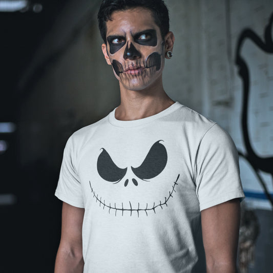 hombre con camiseta de jack skellington el rey calabaza en color blanco