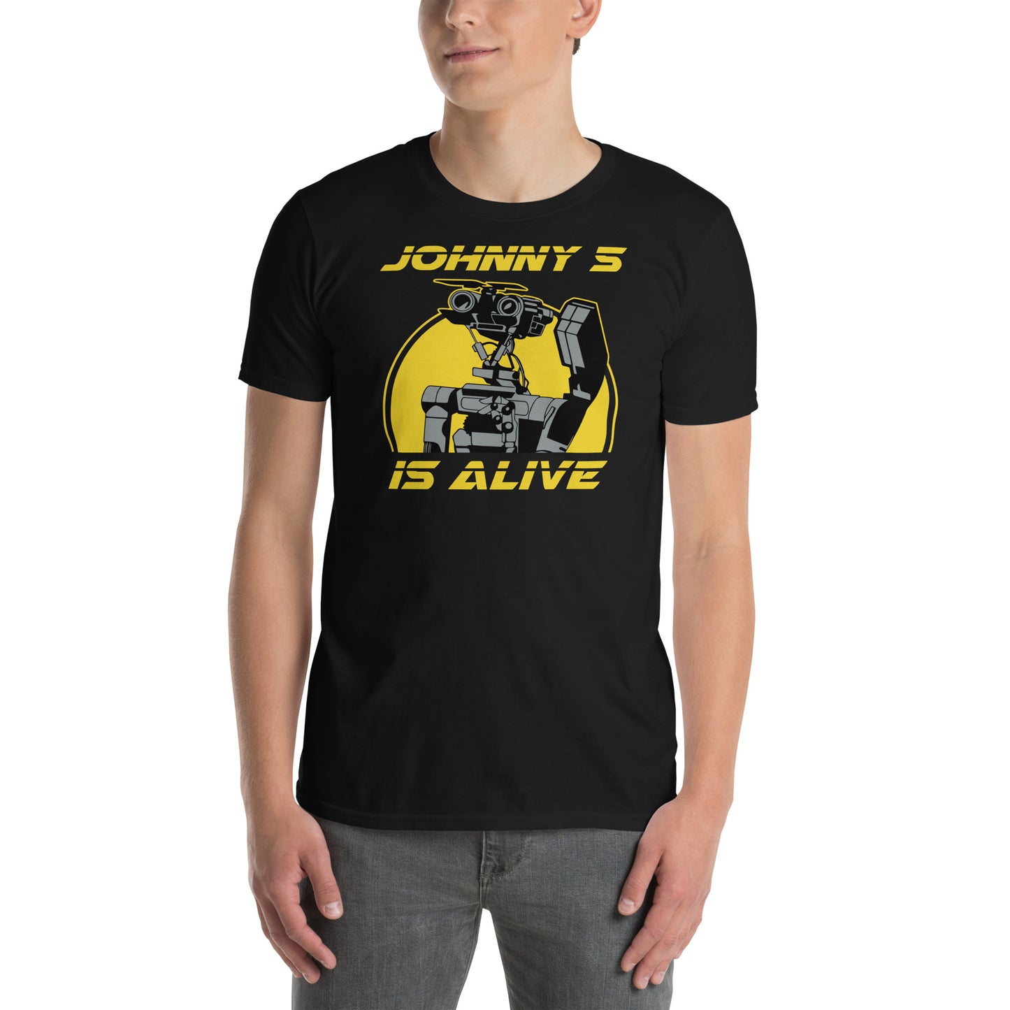 hombre con camiseta johnny 5 is alive cortocircuito en color negro