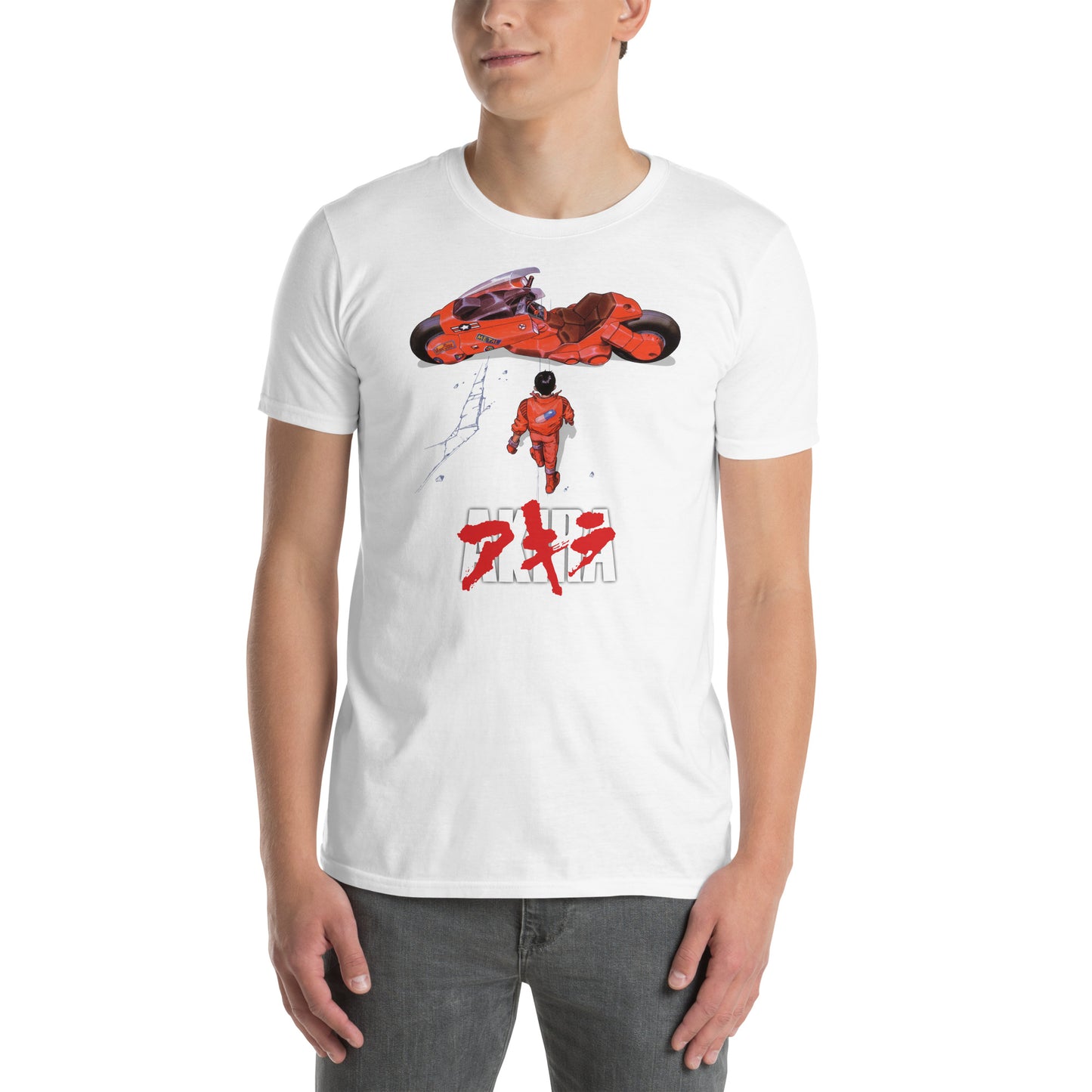 hombre con camiseta kaneda moto akira en color blanco