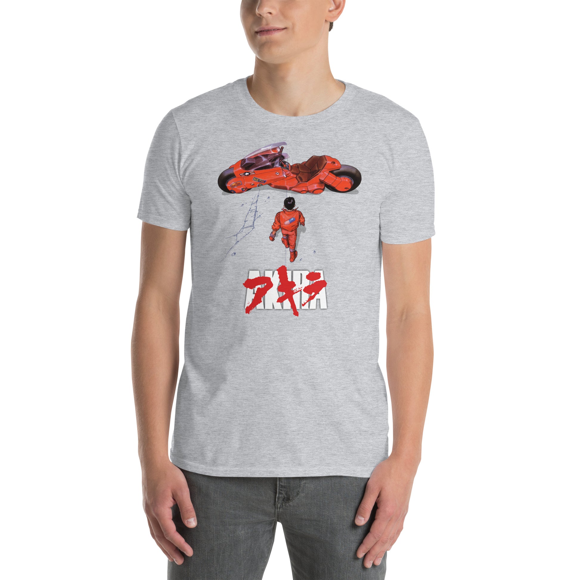 hombre con camiseta kaneda moto akira en color gris