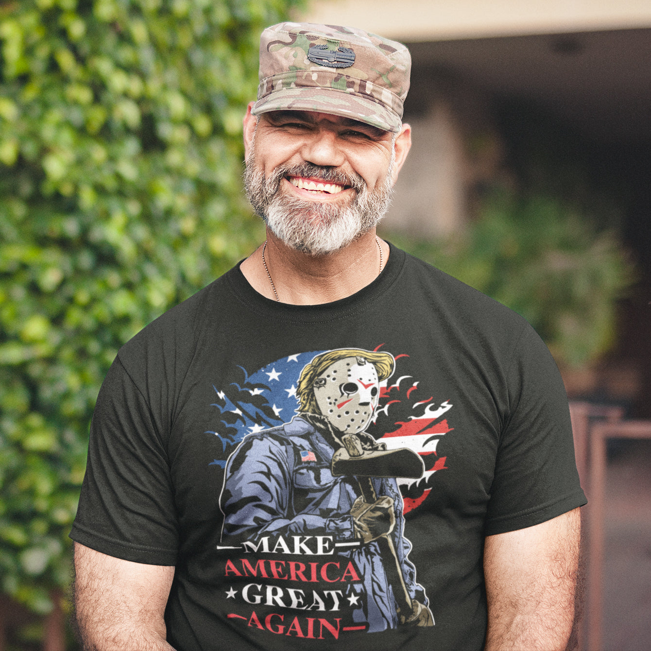 hombre con camiseta make america great again de donald trump en color negro