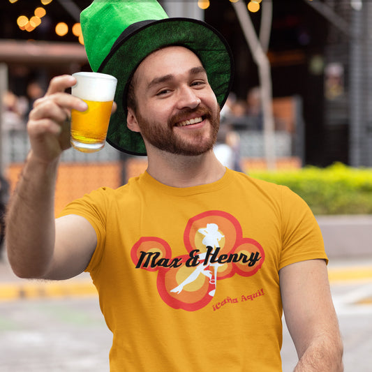 hombre con camiseta de max and henry de la que se avecina en color amarillo mostaza
