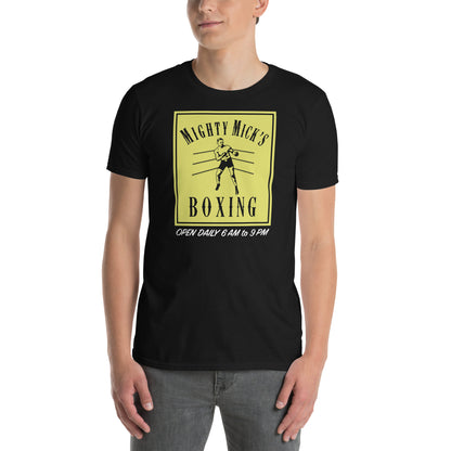 hombre con camiseta migthy micks boxing rocky balboa en color negro