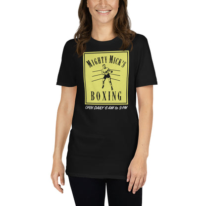 mujer con camiseta migthy micks boxing rocky balboa en color negro