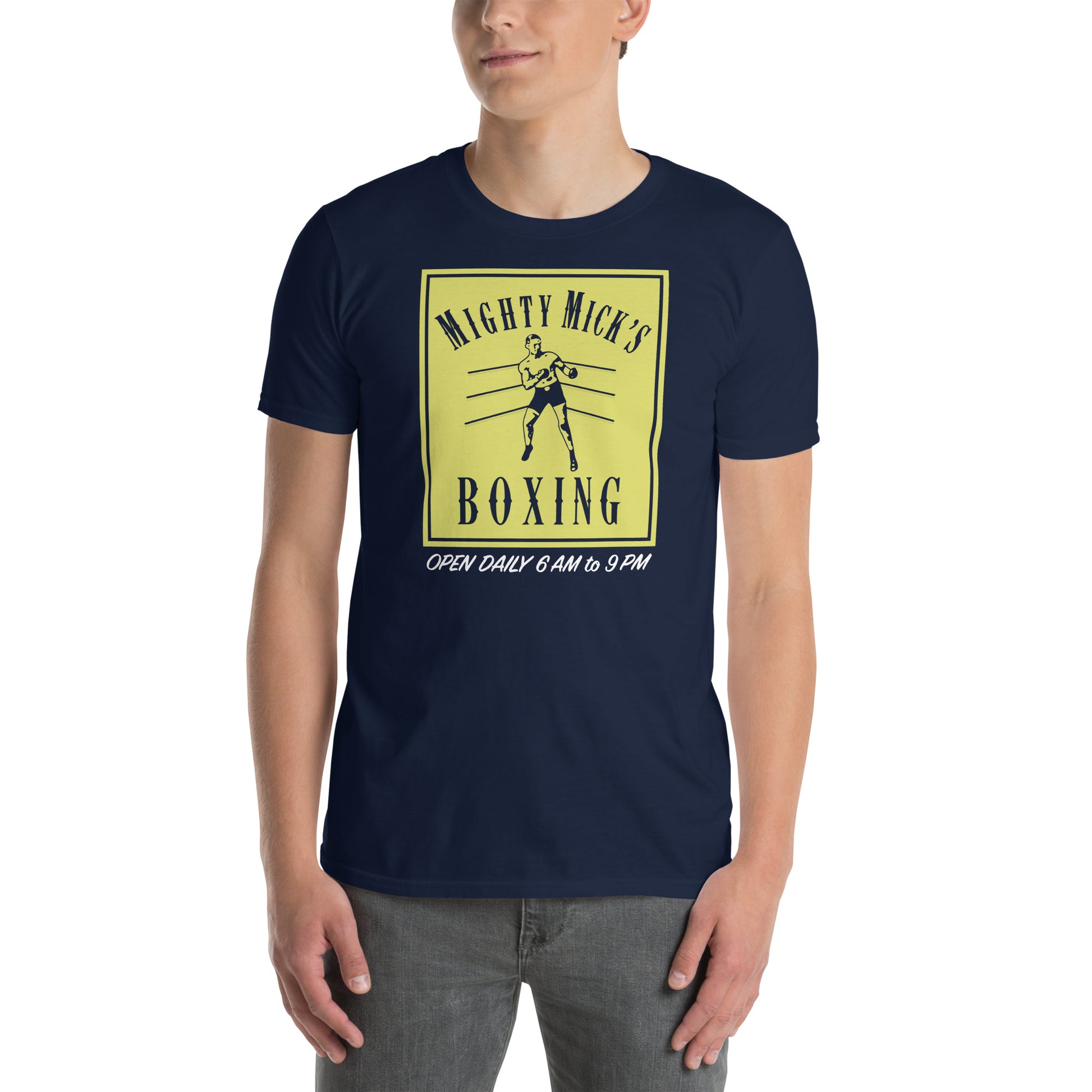 hombre con camiseta migthy micks boxing rocky balboa en color azul marino