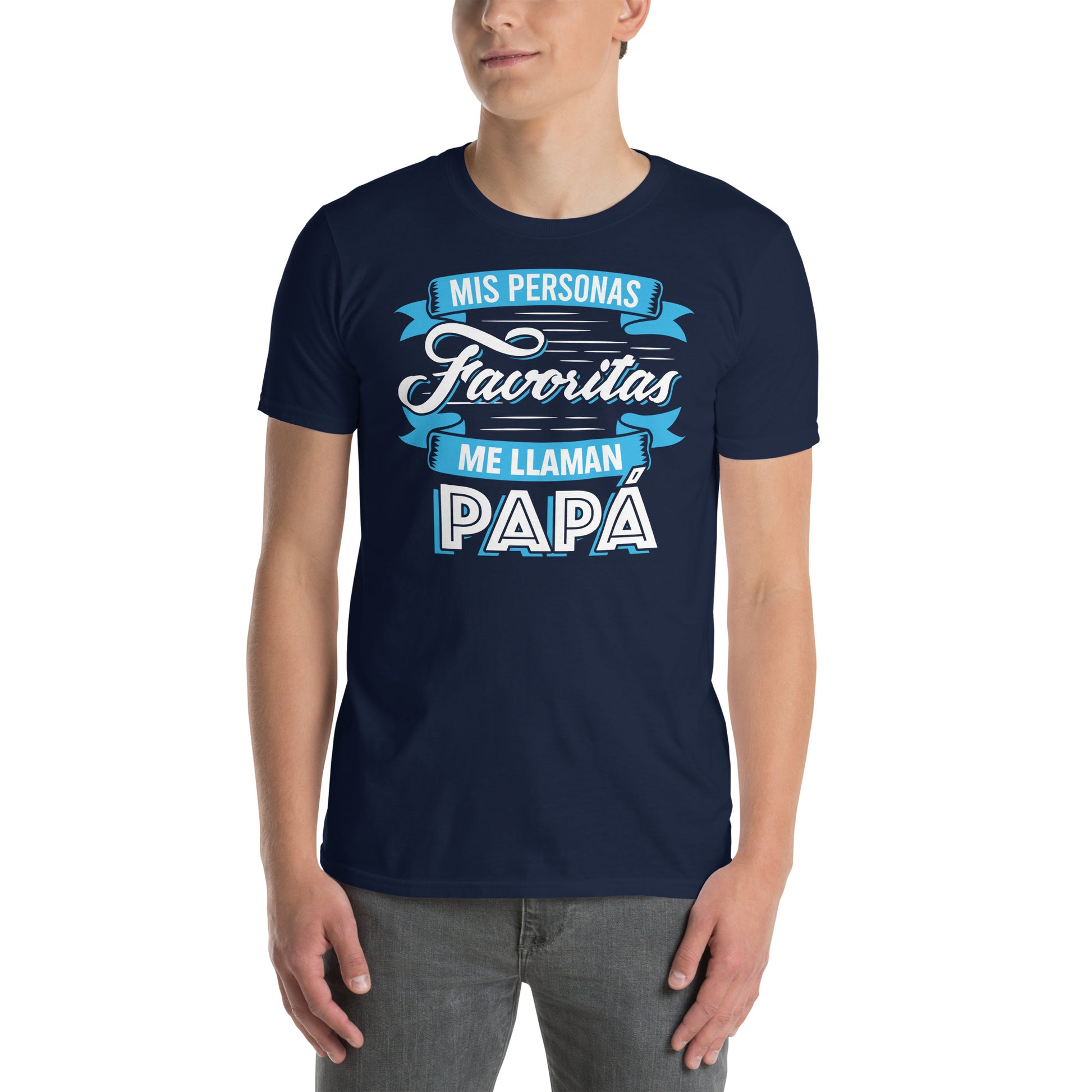 hombre con camiseta mis personas favoritas me llaman papa regalo dia del padre en color azul marino