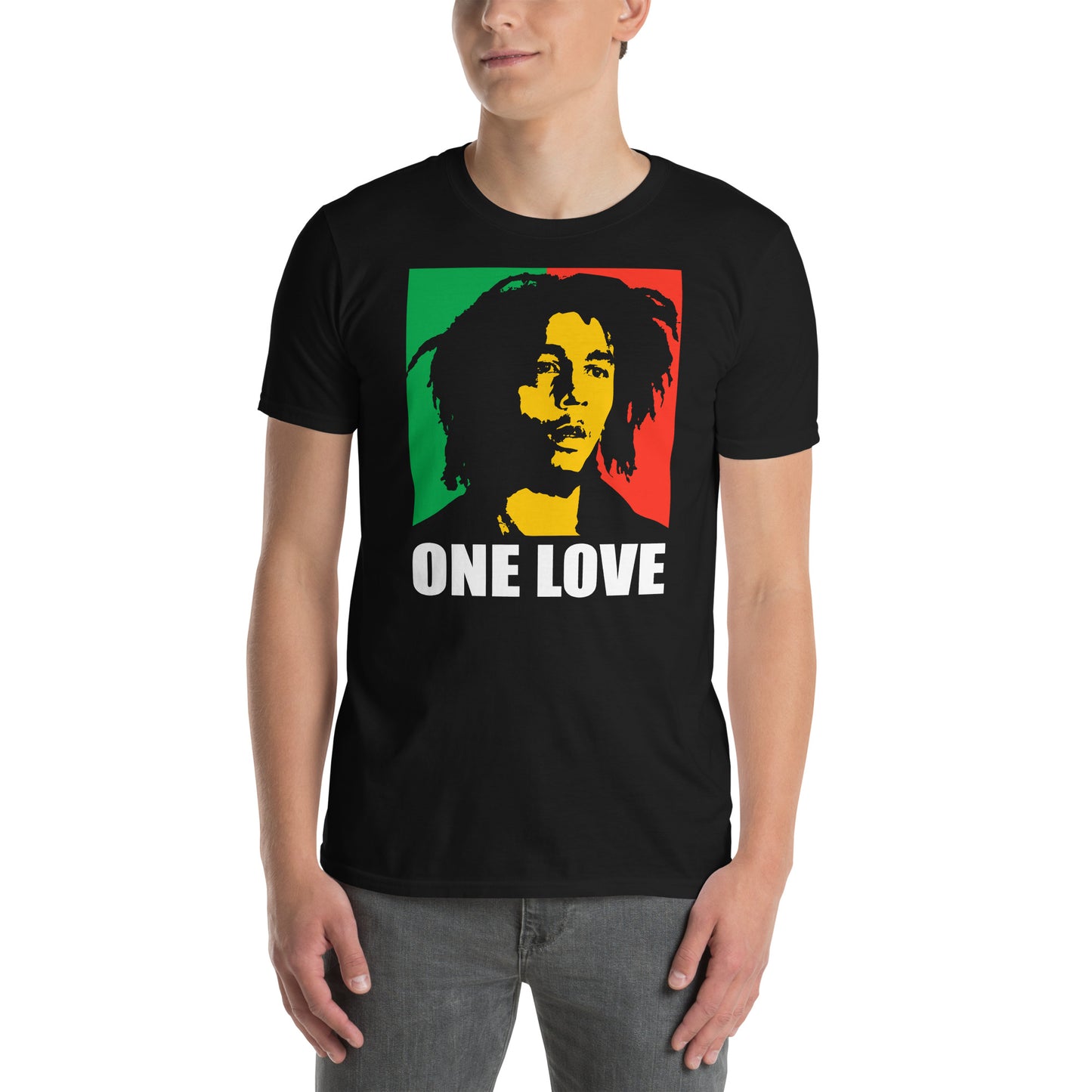 hombre con camiseta one love bob marley en color negro