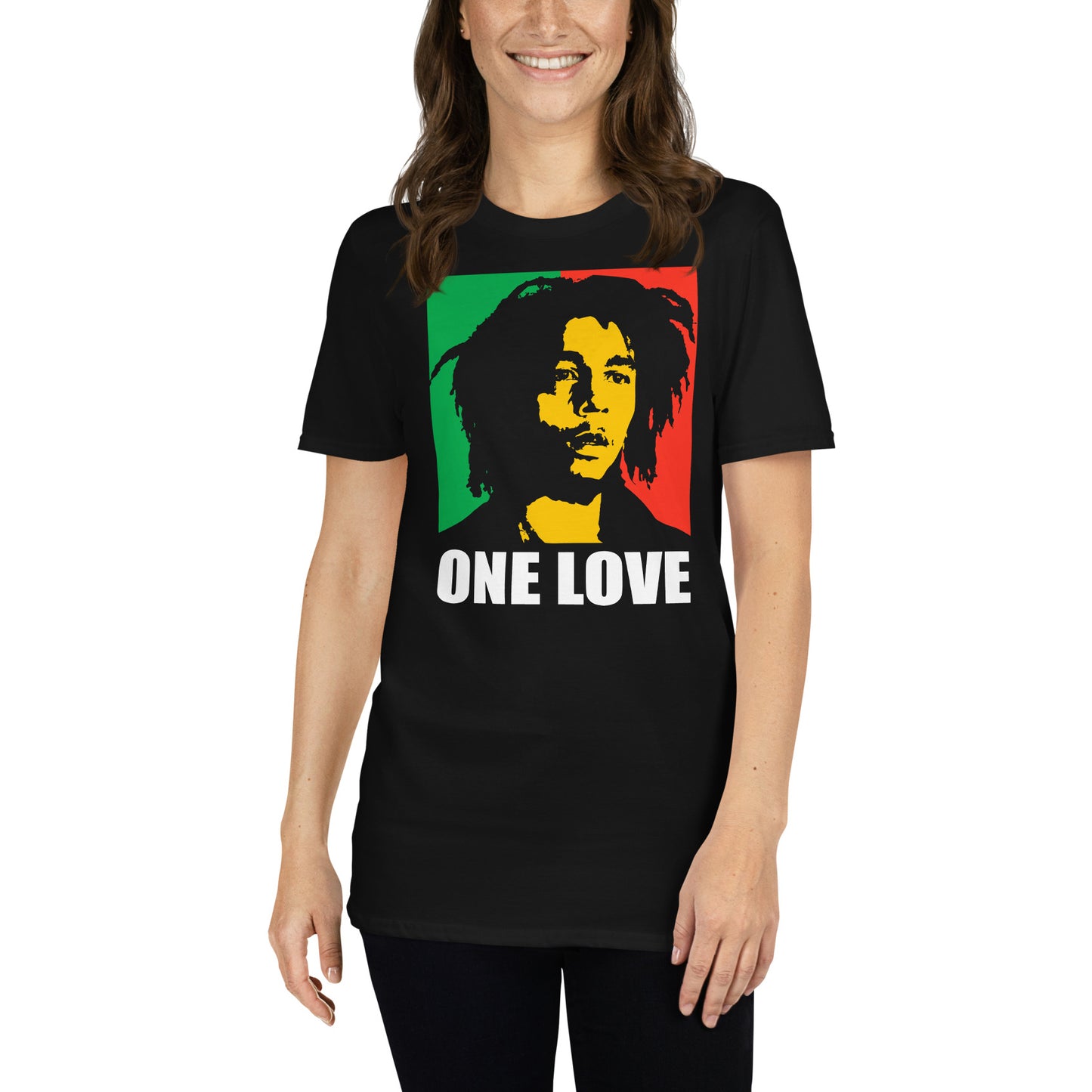 mujer con camiseta one love bob marley en color negro