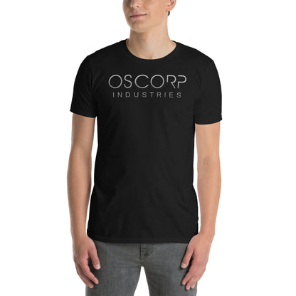 hombre con camiseta oscorp industries de spiderman en color negro