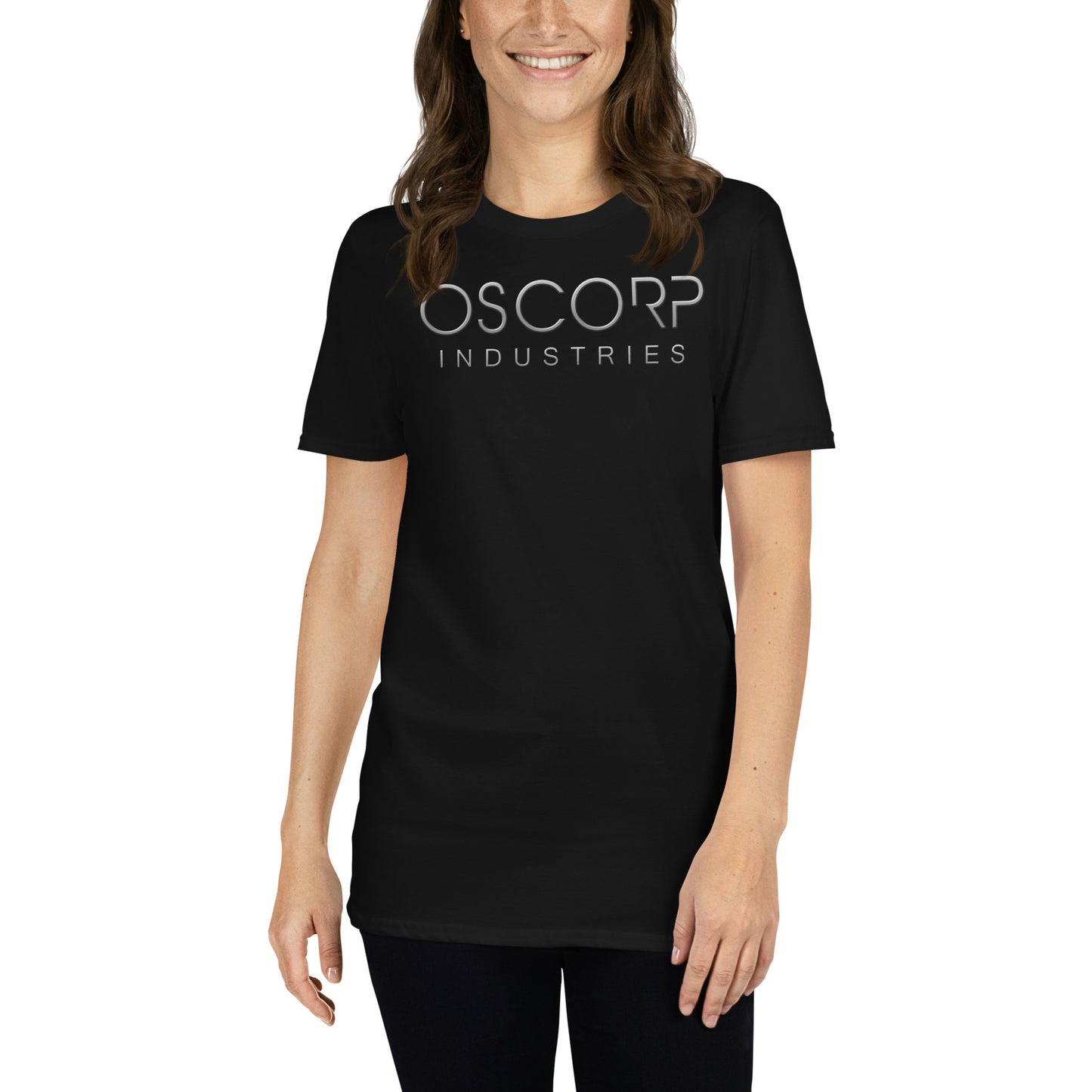 mujer con camiseta oscorp industries de spiderman en color negro