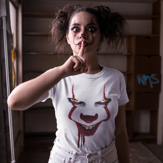 mujer con camiseta del payaso pennywise en color blanco