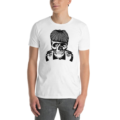 hombre con camiseta peaky blinders shelby skull tommy en color blanco