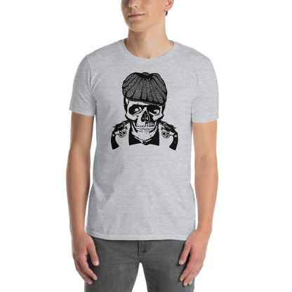 hombre con camiseta peaky blinders shelby skull tommy en color gris