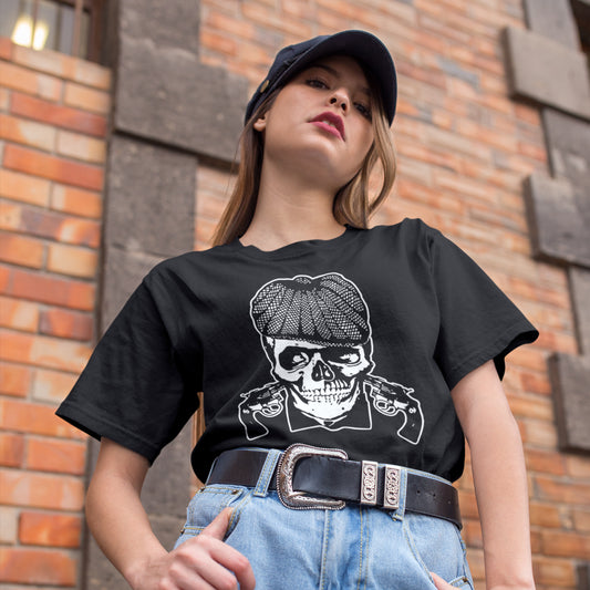 mujer con camiseta peaky blinders shelby skull tommy en color negro