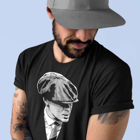 hombre con camiseta peaky blinders tommy shelby en color negro